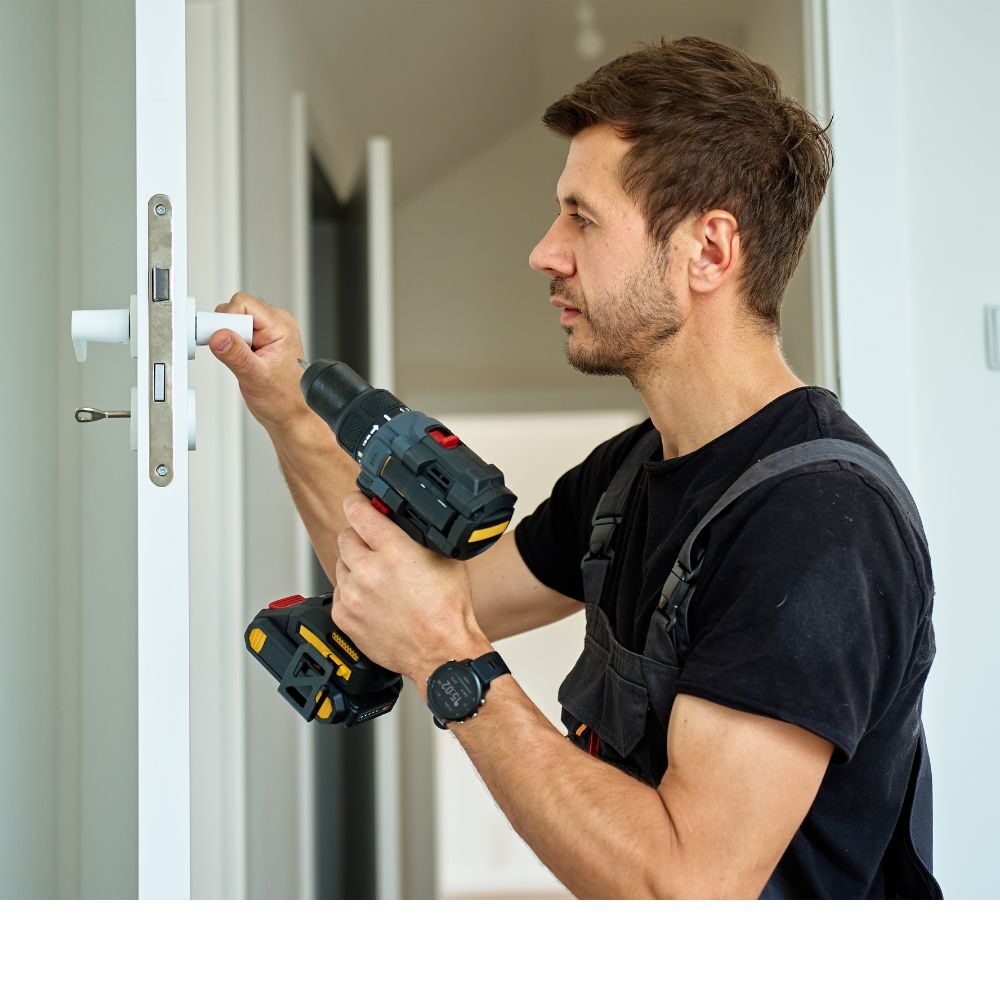 Slotenmaker boort professioneel een defect slot open in een woning in Utrecht